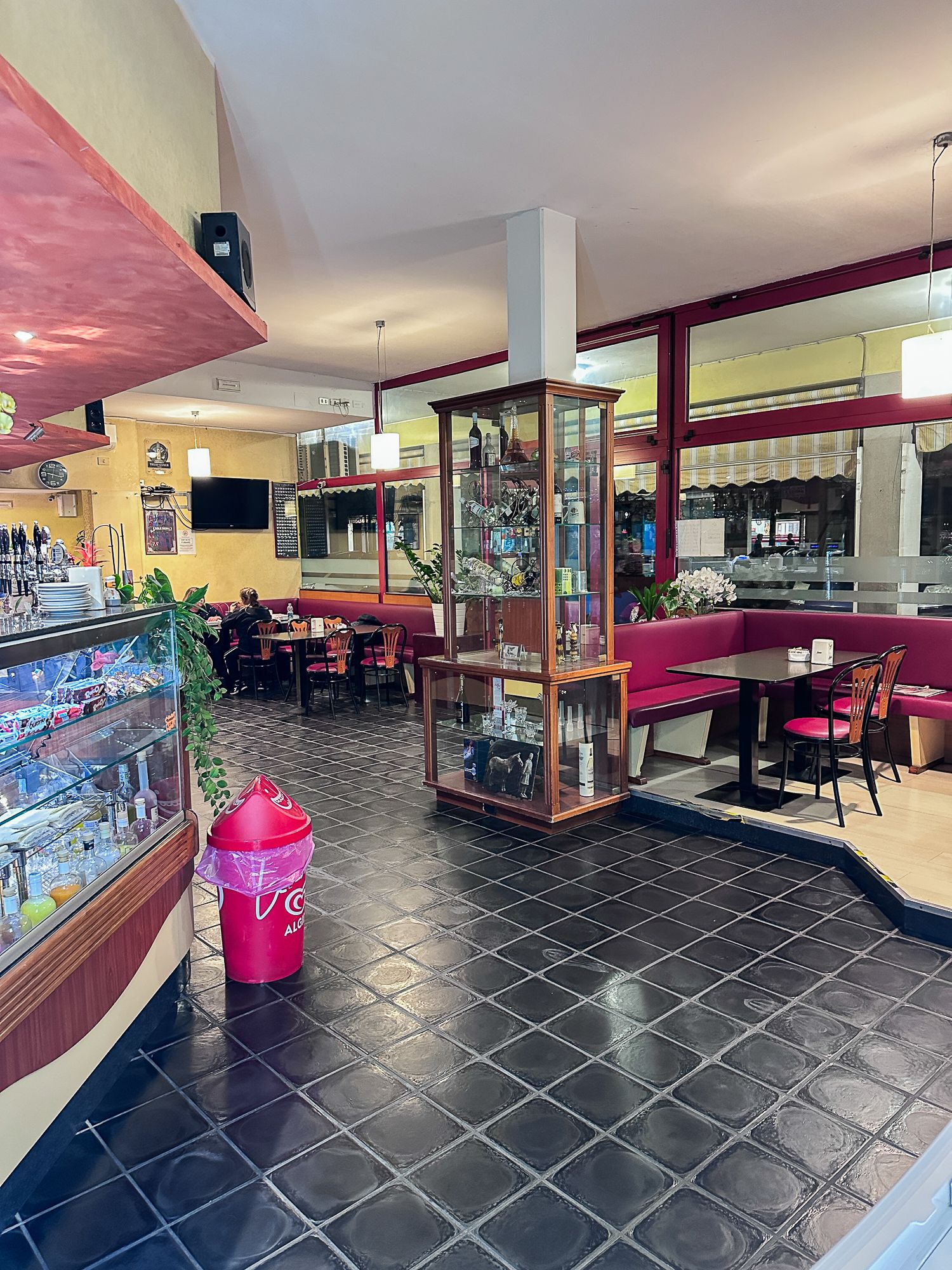 Sala interna del Bar Thomas con tavoli, sedute e bancone