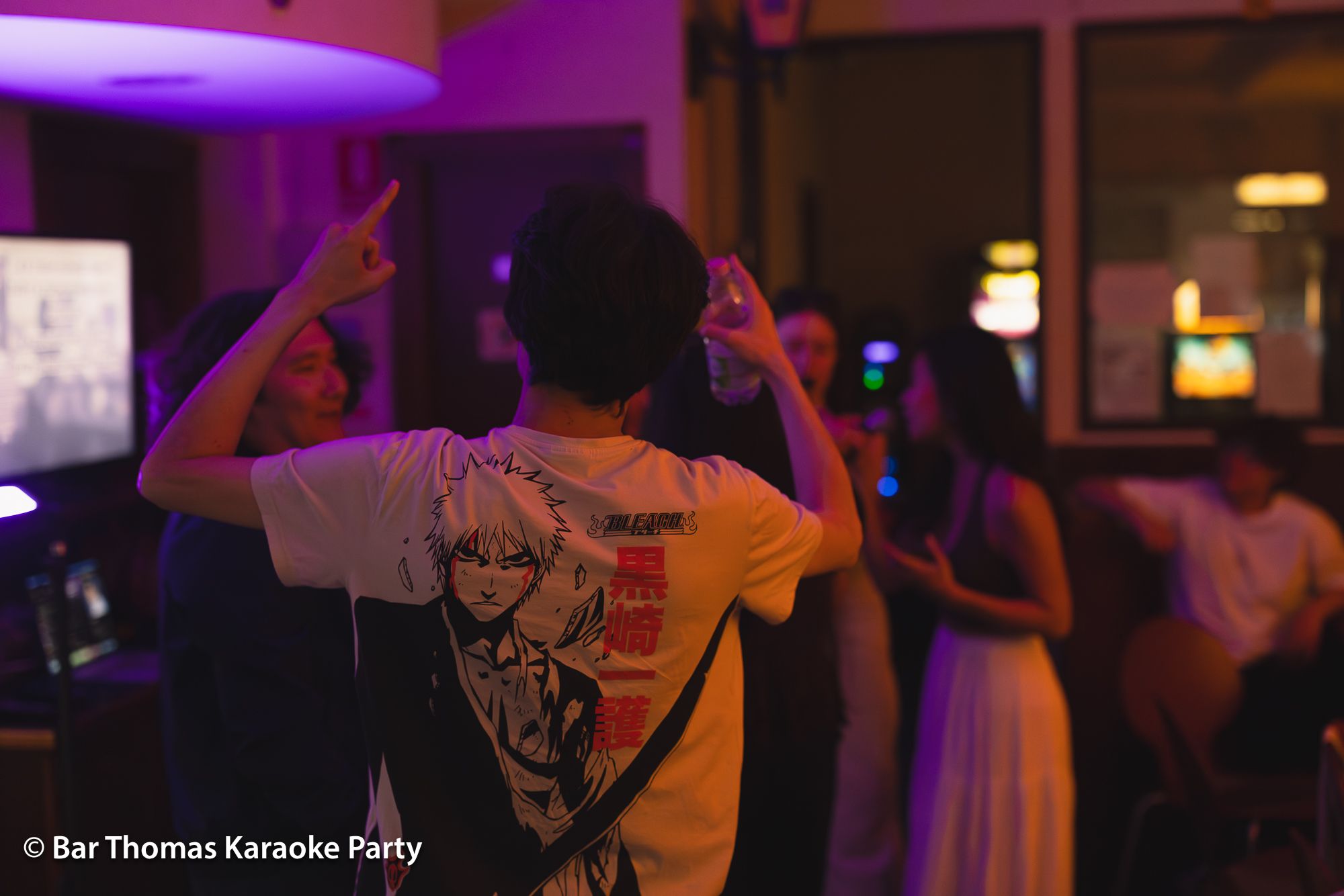 Studenti durante una festa karaoke al Bar Thomas
