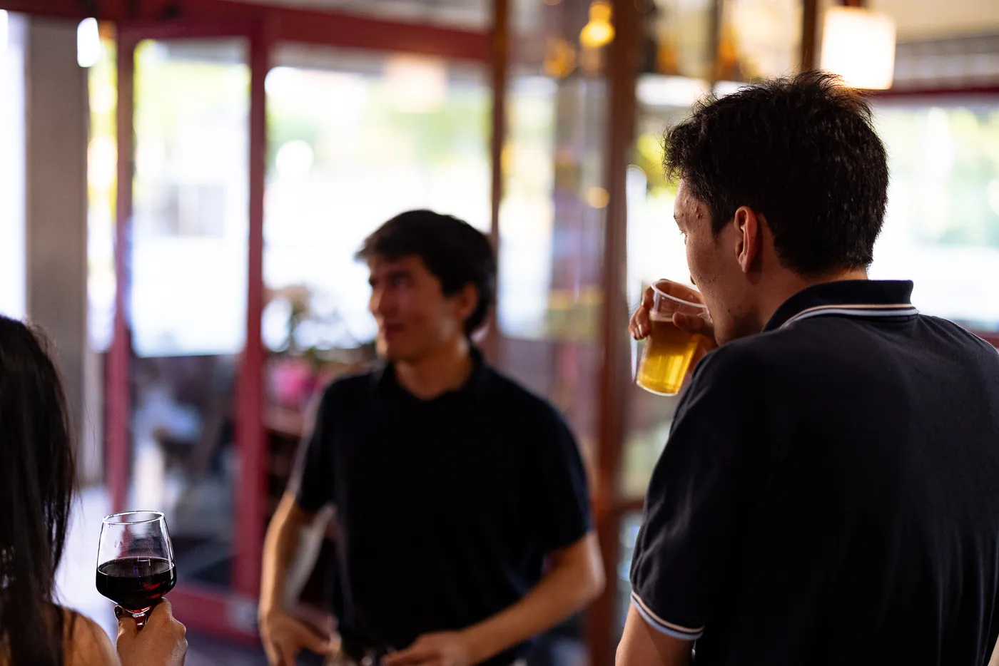 Due persone fanno conversazione all’interno del Bar Thomas.